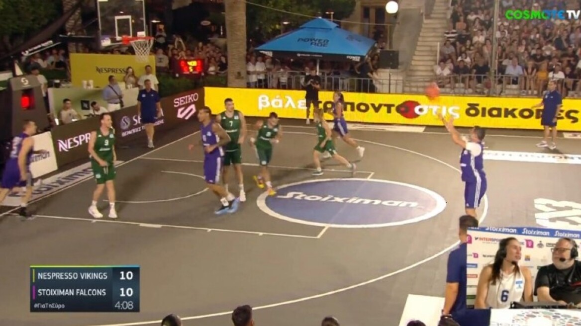 Βάζει και τρίποντα ο Γιώργος Καραγκούνης - Το έκανε στη Σύρο και αποθεώθηκε - Δείτε βίντεο 