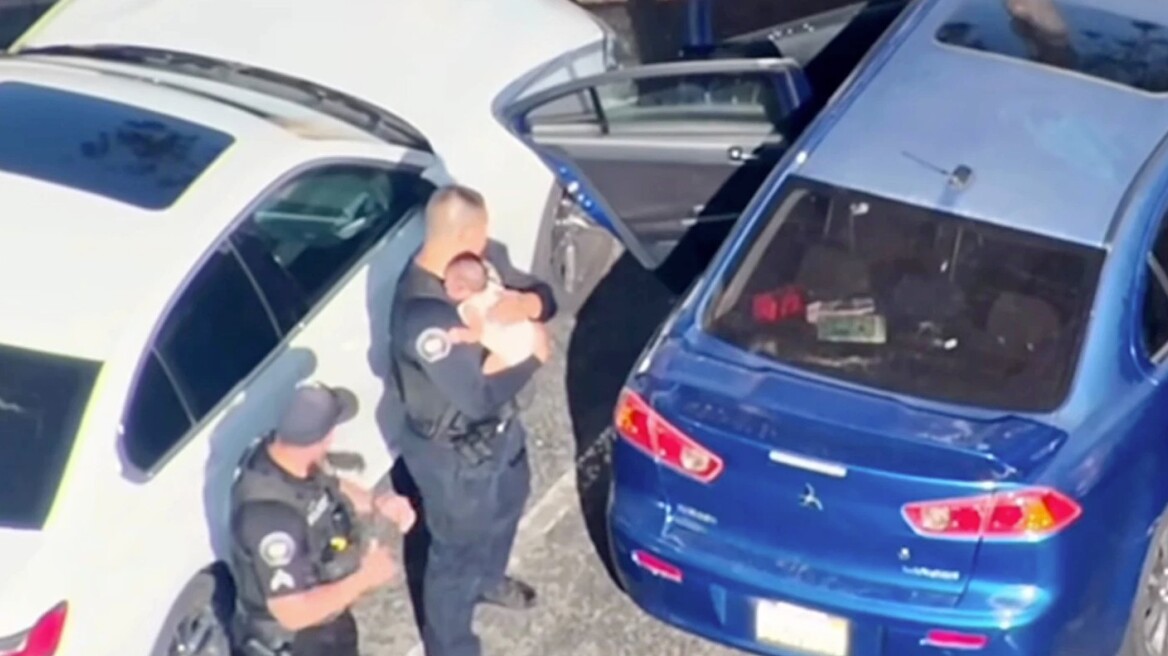 Καλιφόρνια: Αστυνομικοί έσωσαν βρέφος μέσα από όχημα που έβραζε στους 43 βαθμούς - Βίντεο