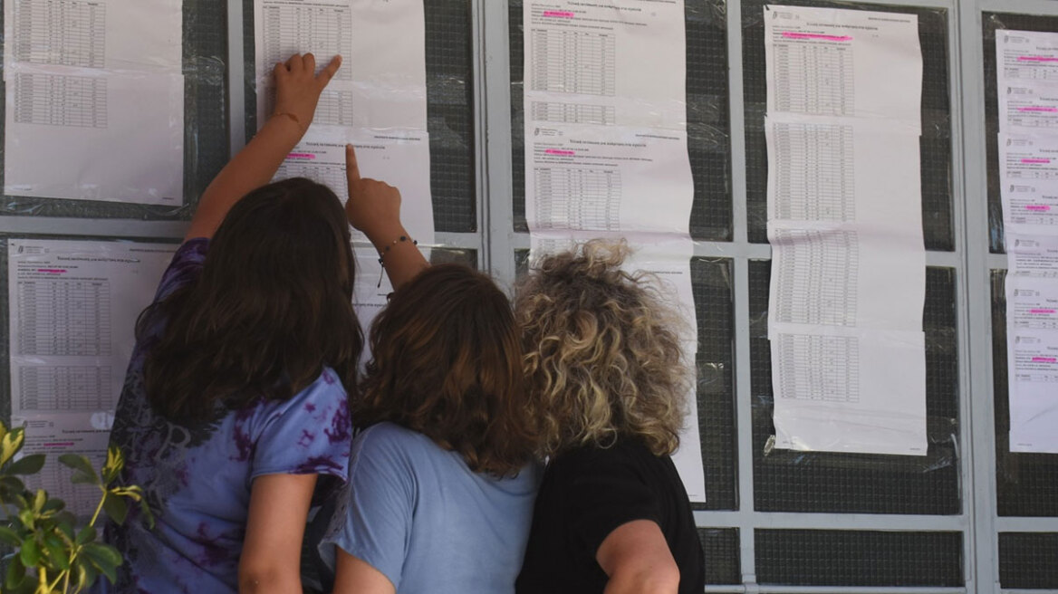 Πανελλαδικές: Οι Μηχανικοί ξεπέρασαν τους Γιατρούς στη Φυσική, πάνω από 18 έγραψαν στην Οικονομία οι τρεις στους δέκα - Πώς θα διαμορφωθούν οι βάσεις εισαγωγής