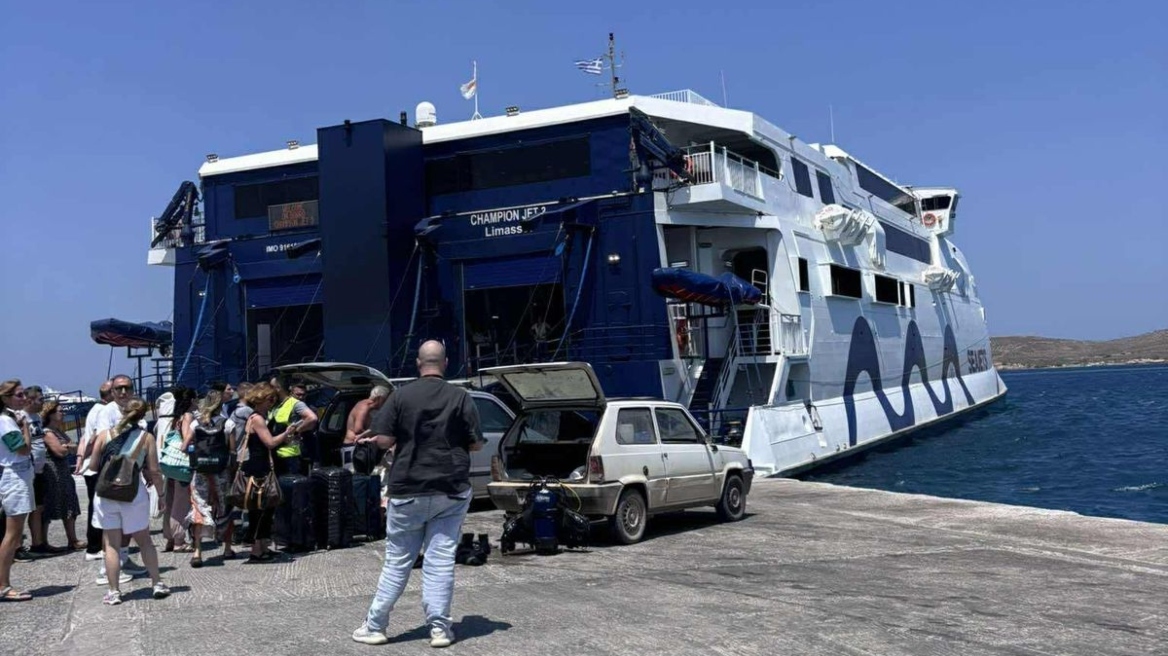 Το Champion Jet 3 προσέκρουσε στο λιμάνι της Πάρου - Επιβιβάστηκαν σε άλλα πλοία οι επιβάτες