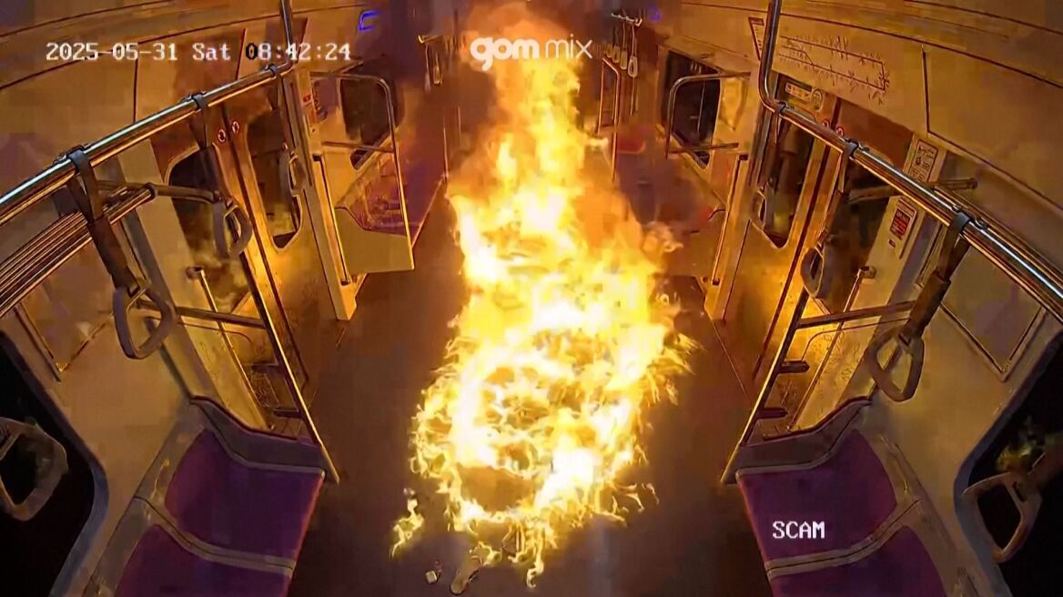 Σεούλ: Βίντεο από τη στιγμή που άνδρας ανάβει φωτιά μέσα σε βαγόνι του μετρό