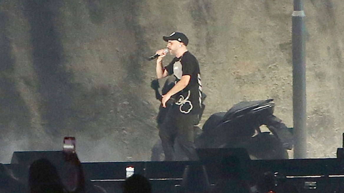 Ο ΛΕΞ έγραψε ιστορία στο ΟΑΚΑ: Η συναυλία μπροστά σε 60.000 κόσμο και η έκπληξη με τη Χαρούλα Αλεξίου - Δείτε βίντεο και φωτογραφίες
