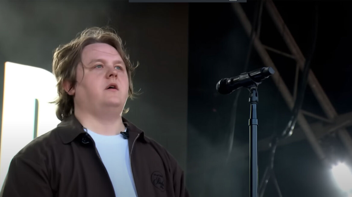 Ο Λιούις Καπάλντι επέστρεψε στο Γκλάστονμπερι δύο χρόνια μετά την κρίση λόγω Tourette στη σκηνή του Φεστιβάλ - Δείτε βίντεο