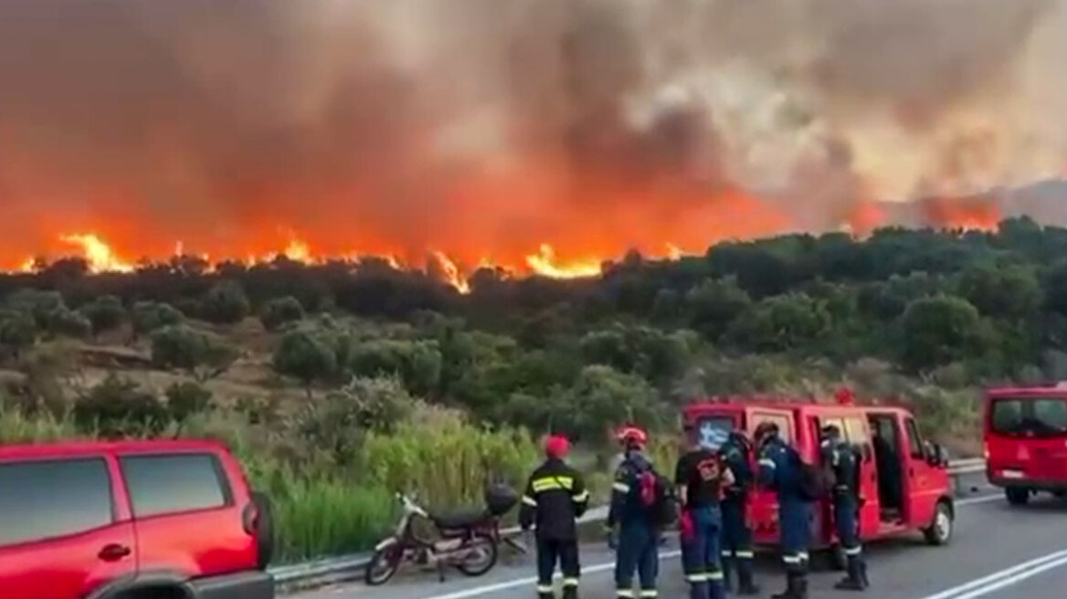 Υπό μερικό έλεγχο η φωτιά έξω από τη Ναύπακτο – Σε επιφυλακή για αναζωπυρώσεις, επιστρέφουν στα σπίτια τους οι κάτοικοι
