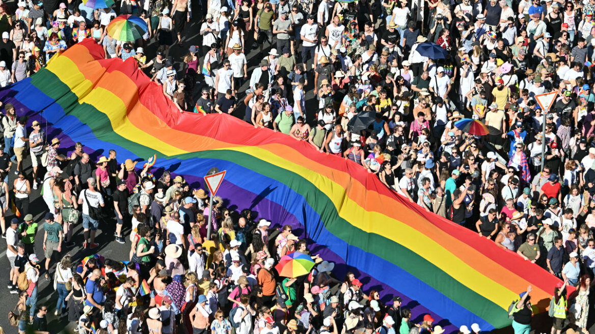 Βίντεο και φωτογραφίες: Σε διαδήλωση κατά του Όρμπαν εξελίχθηκε το Budapest Pride - Έως και 200.000 στους δρόμους, αψηφώντας τις απαγορεύσεις και τις κάμερες παρακολούθησης