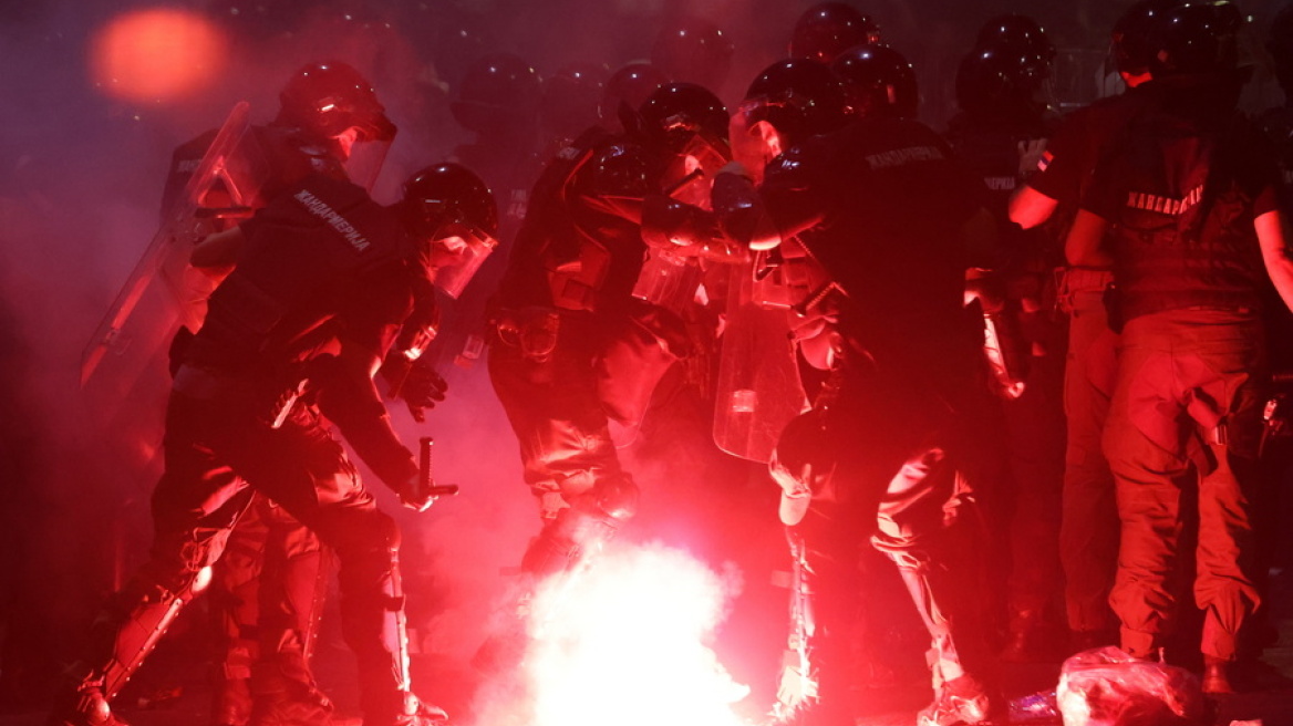 Σερβία: «Θέλουμε εκλογές!» - Περίπου 140.000 κόσμος διαδήλωσε στο κέντρο του Βελιγραδίου