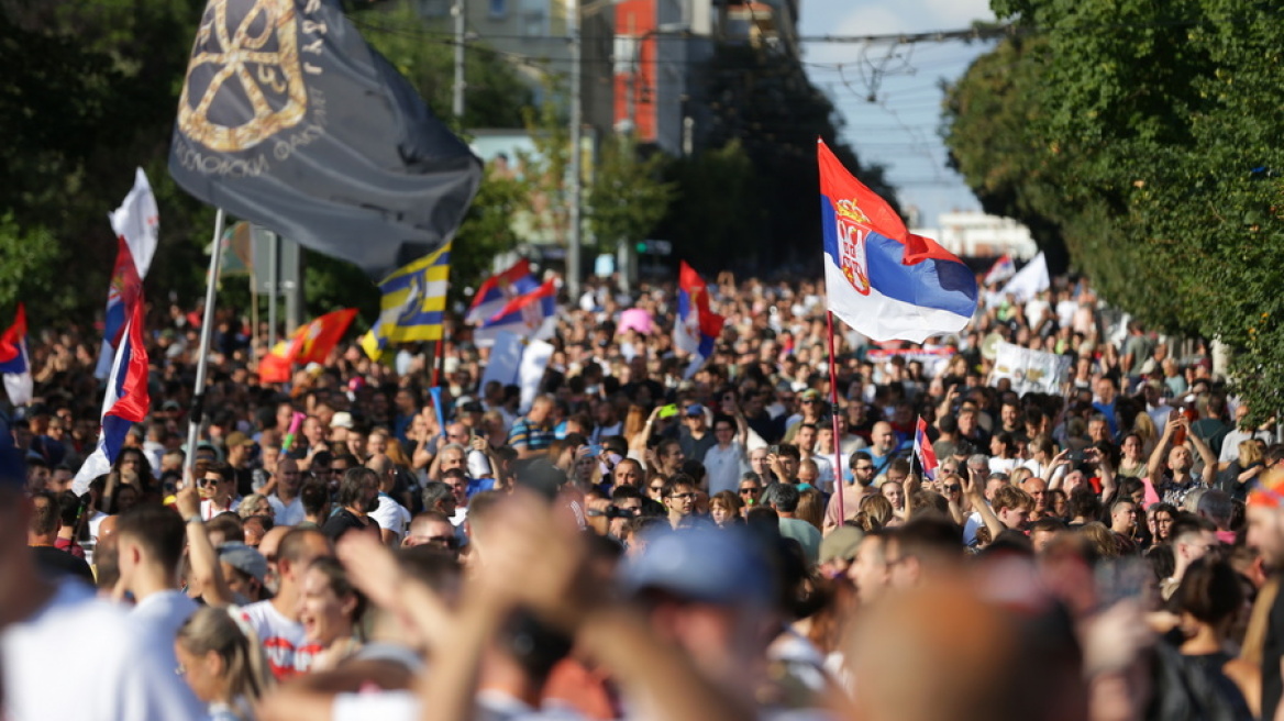 Στο πλευρό του Βούτσιτς το Κρεμλίνο: Ελπίζει ότι θα αποκαταστήσει σύντομα την τάξη στη Σερβία