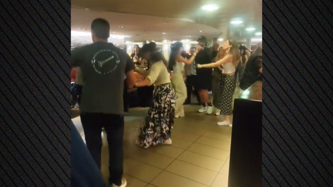 Blue Star: Αυτοσχέδιο γλέντι στήθηκε μέσα στο πλοίο - Δείτε βίντεο