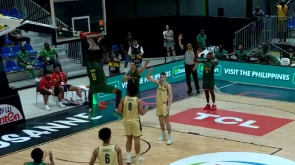 Παγκόσμιο Κύπελλο κ19: Παίκτης του Καμερούν κάρφωσε στην μπασκέτα της ομάδας του, βοηθώντας την Αυστραλία να φτάσει στη νίκη - Βίντεο 