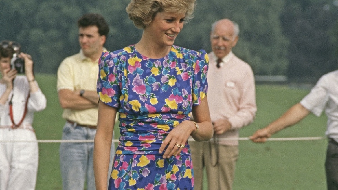 Φανατική συλλέκτρια πέφτει στο πάτωμα όταν αγοράζει το «Caring Dress» της πριγκίπισσας Νταϊάνα σε δημοπρασία (βίντεο)
