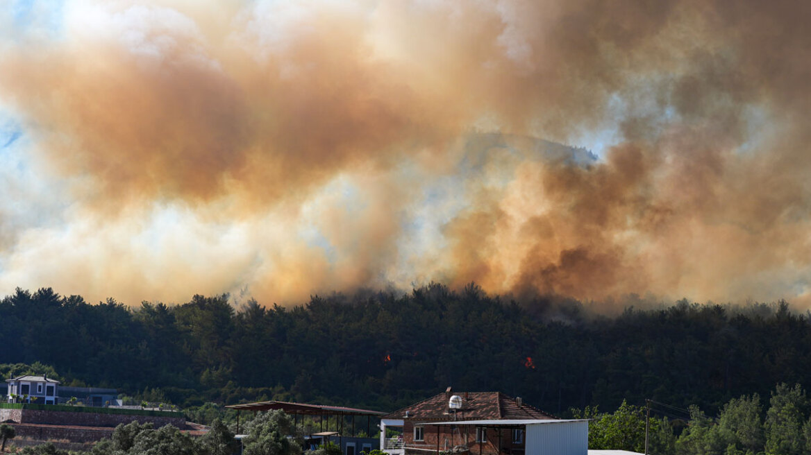 Φωτιά στη Σμύρνη: Μάχη με τις αναζωπυρώσεις λόγω των ανέμων