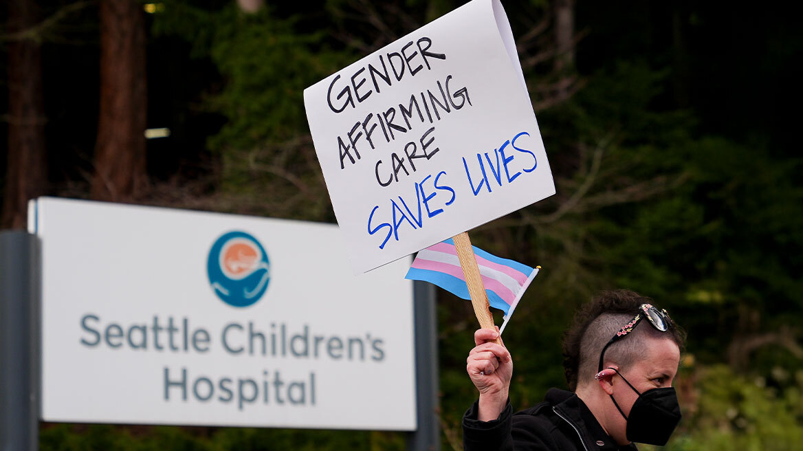 Η κυβέρνηση Τραμπ εξετάζει τη διακοπή χρηματοδότησης σε νοσοκομεία που παρέχουν θεραπείες αλλαγής φύλου σε παιδιά 