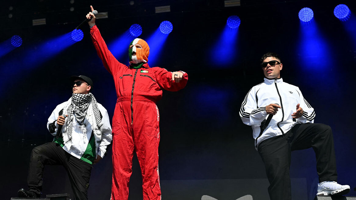 Σάλος με την εμφάνιση των Kneecap στο Glastonbury: Μηνύματα υπέρ της Παλαιστίνης και κατά του Στάρμερ, έκοψε τη live μετάδοση το BBC 