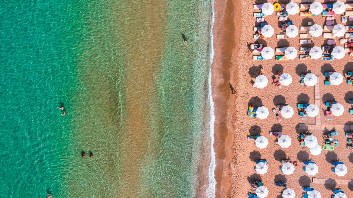 Μέχρι 235 ευρώ το χρηματιστήριο της... ξαπλώστρας - Πόσο κοστίζει μια «ρεζερβέ» βουτιά στις πλαζ της Αττικής