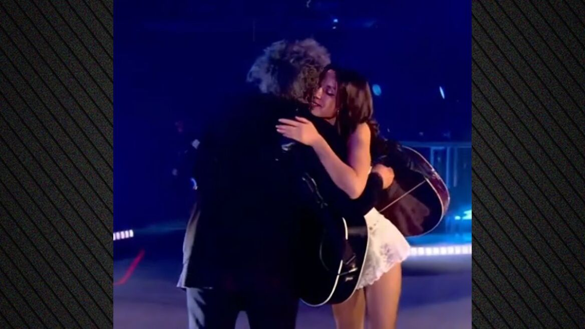 Η Ολίβια Ροντρίγκο στη σκηνή του Γκλάστονμπερι με τον Ρόμπερτ Σμιθ των Cure - Δείτε βίντεο