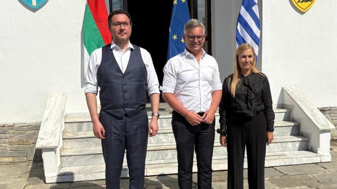 Συνάντηση Βολουδάκη με τον Επίτροπο Μετανάστευσης της ΕΕ και τον Βούλγαρο ομόλογό της στον Προμαχώνα