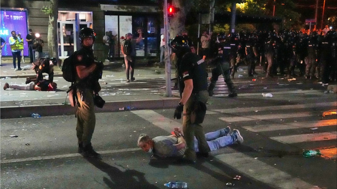 Αποκλεισμοί δρόμων στη Σερβία σε μεγάλες πόλεις μετά τις συλλήψεις φοιτητών 