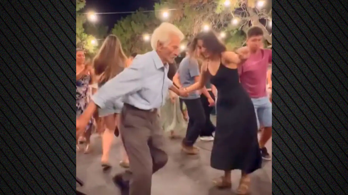 Σχοινούσα: Ο 92χρονος Γιώργος Κωβαίος χόρεψε ξανά με την εγγονή του σε τοπική γιορτή του νησιού των Κυκλάδων
