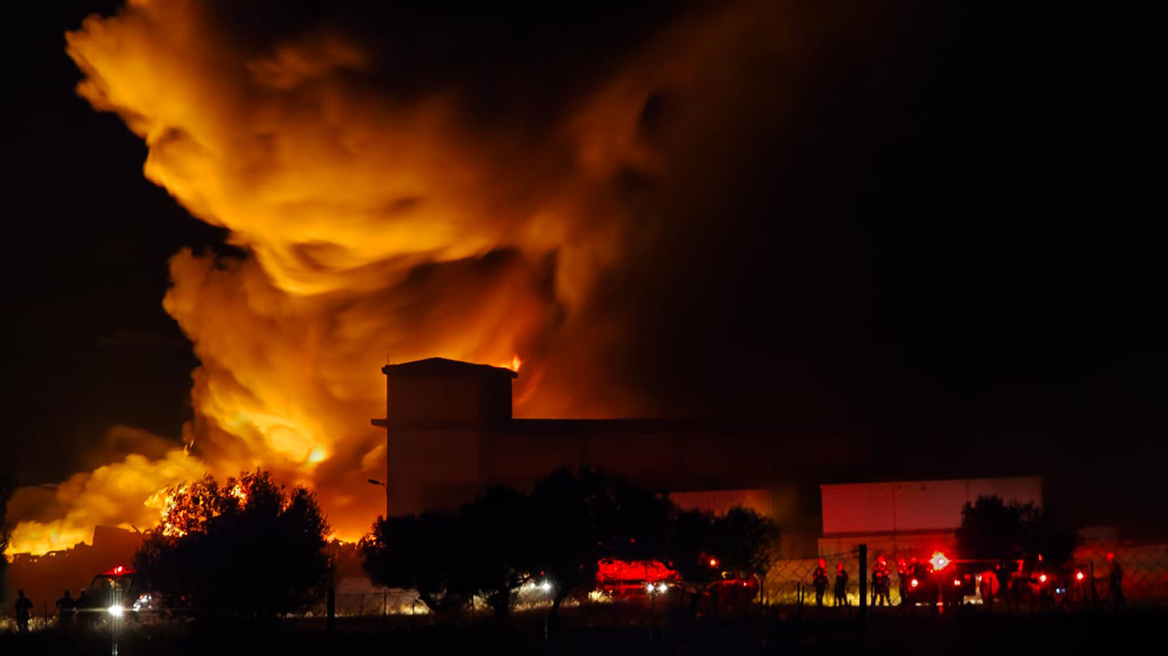 Φωτιά σε εργοστάσιο στα Μέγαρα: Αποπνικτική η ατμόσφαιρα από τους καπνούς - Μήνυμα του 112 «κλείστε πόρτες και παράθυρα», δείτε βίντεο
