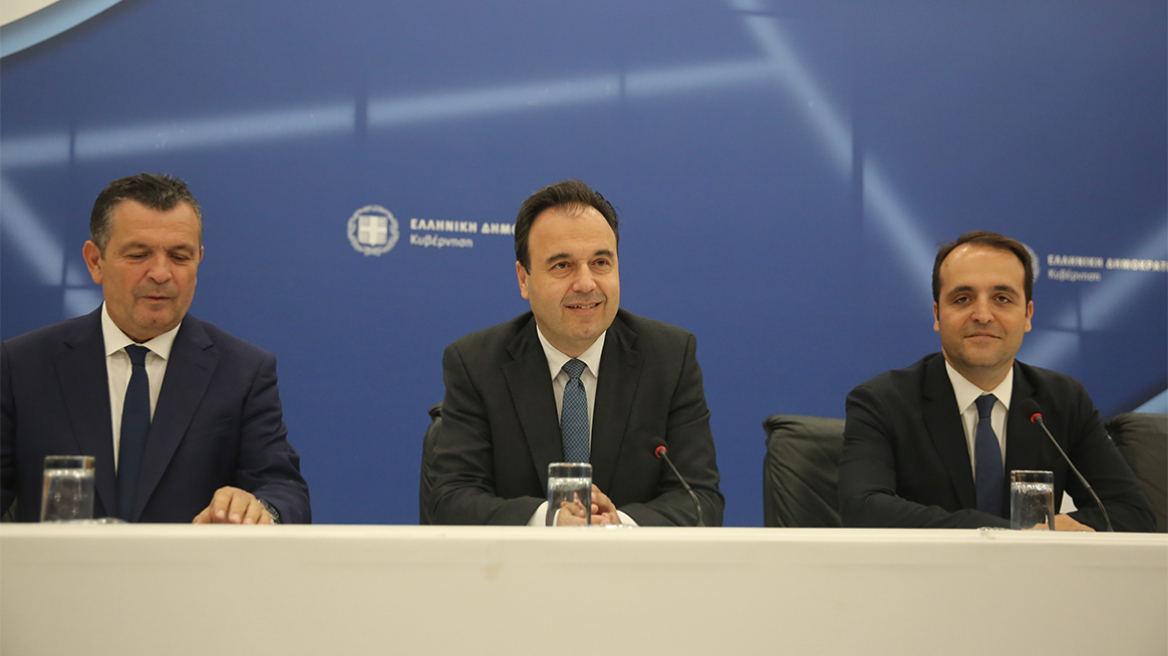 Η τελετή παραλαβής στο υπ. Ψηφιακής Διακυβέρνησης: Το τηλεφώνημα για το οποίο ελέγχομαι δεν ζημίωσε ούτε ευρώ τον ΟΠΕΚΕΠΕ, είπε ο Μπουκώρος