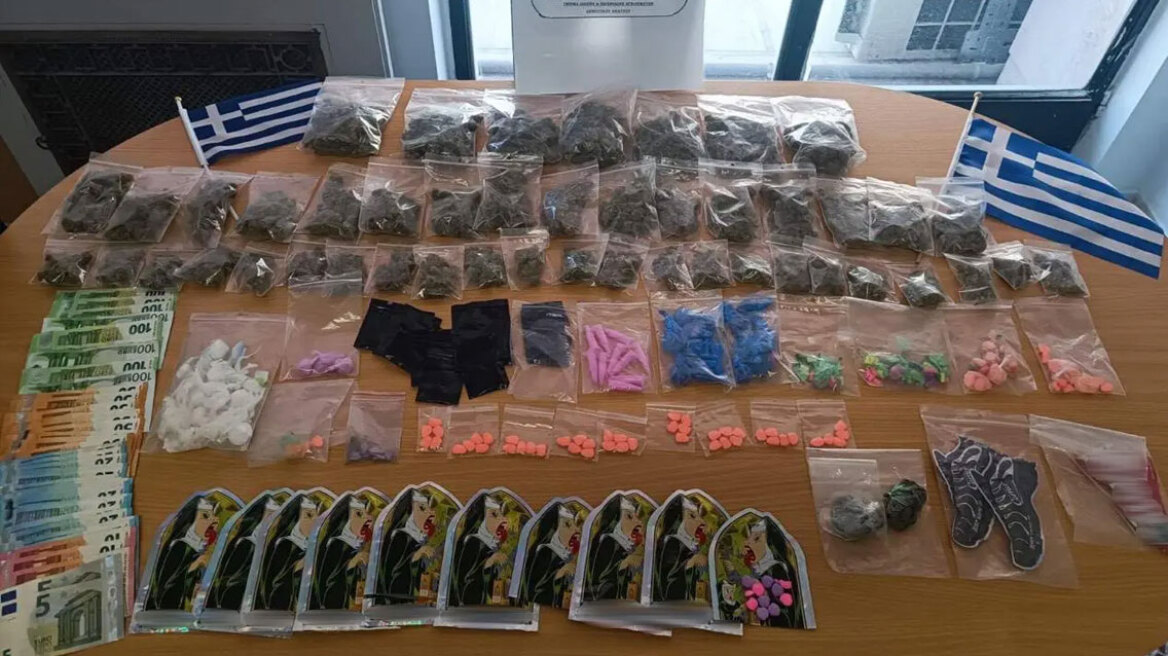 Ανήλικοι πέταξαν σακίδιο με ναρκωτικά σε κάδο ανακύκλωσης για να γλιτώσουν από την αστυνομία στον Πειραιά Ανήλικοι πέταξαν σακίδιο με ναρκωτικά σε κάδο ανακύκλωσης για να γλιτώσουν από την αστυνομία στον Πειραιά