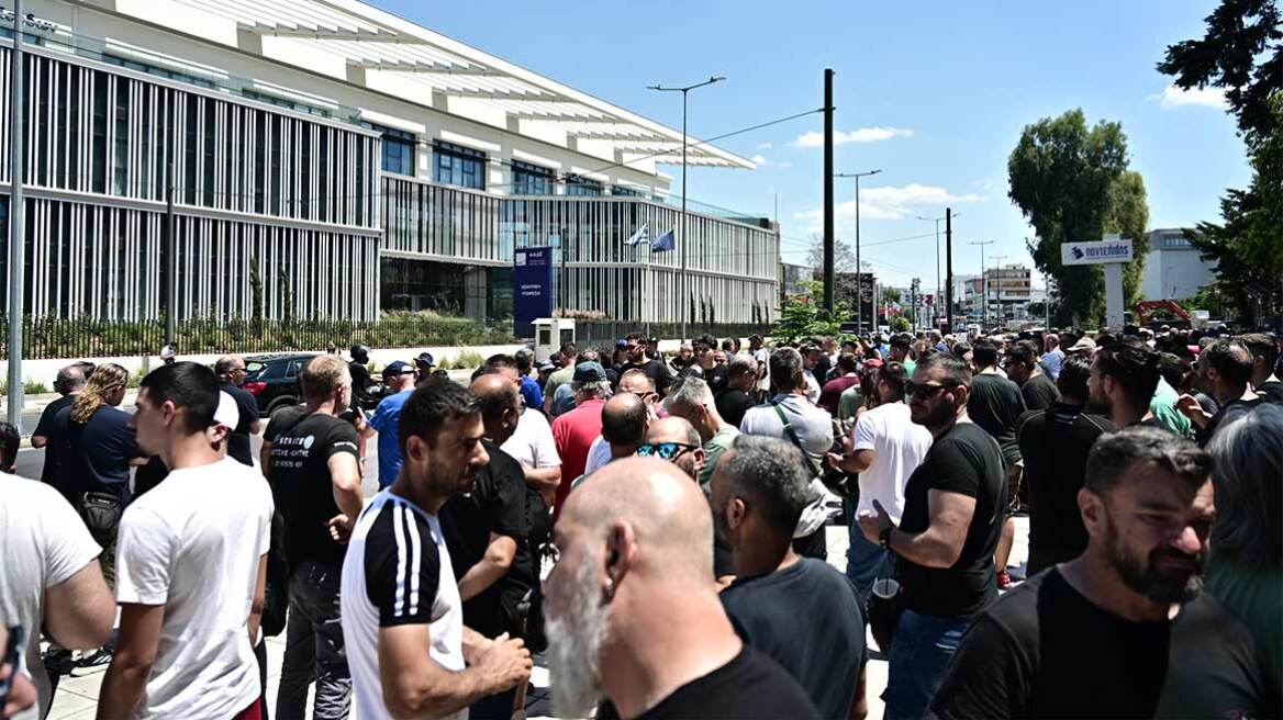 Συγκεντρώσεις ιδιοκτητών συνεργείων οχημάτων για το ψηφιακό πελατολόγιο - Δείτε φωτογραφίες
