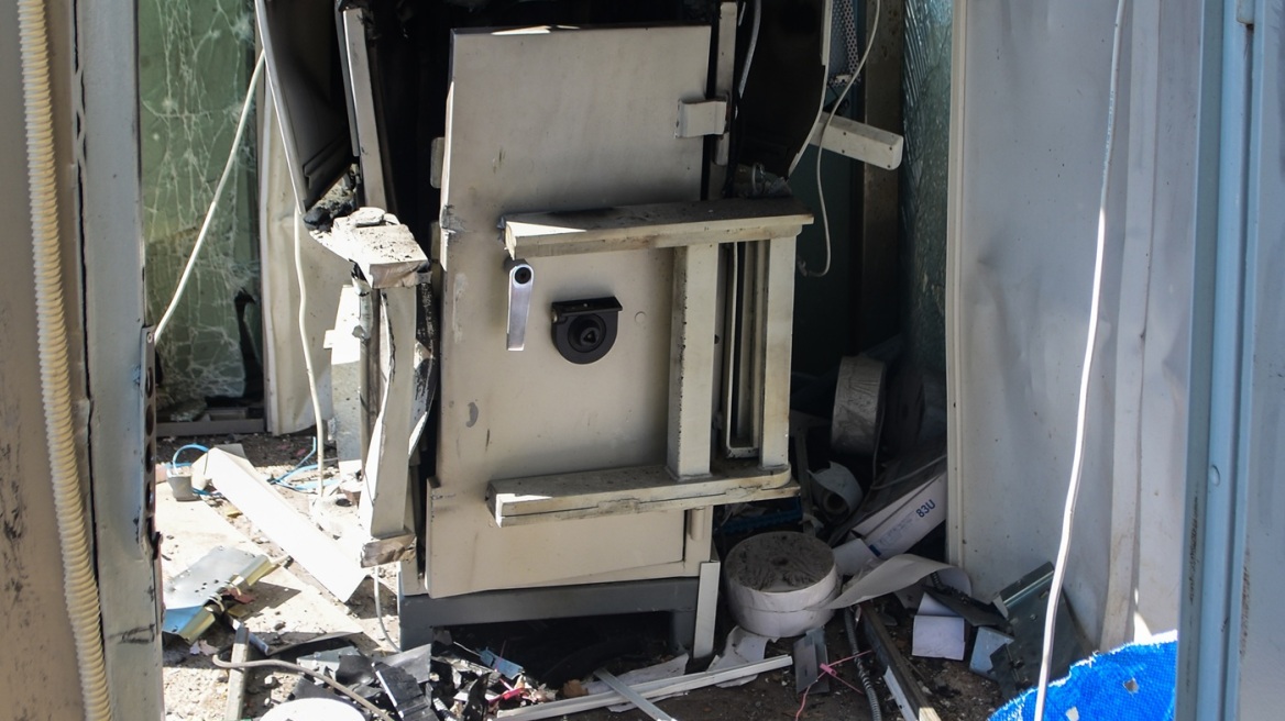 Αργολίδα: 63.000 ευρώ η λεία από την έκρηξη του ΑΤΜ - Βρέθηκε άθικτο το όχημα διαφυγής των τριών δραστών
