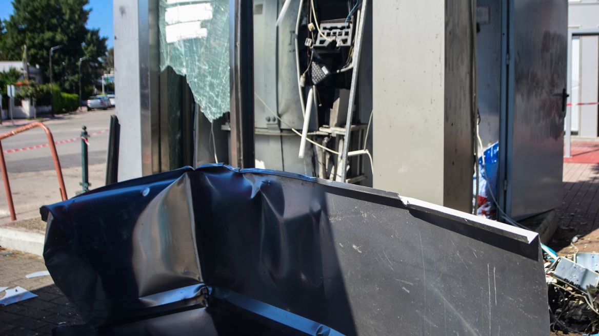 Ανατίναξαν ΑΤΜ στην Αργολίδα - Οι δράστες πυροβόλησαν κατά των αστυνομικών για να διαφύγουν