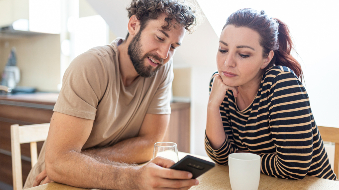 Κρυφές αποταμιεύσεις: Πόσο ειλικρινείς είμαστε στις σχέσεις όταν μιλάμε για χρήματα;