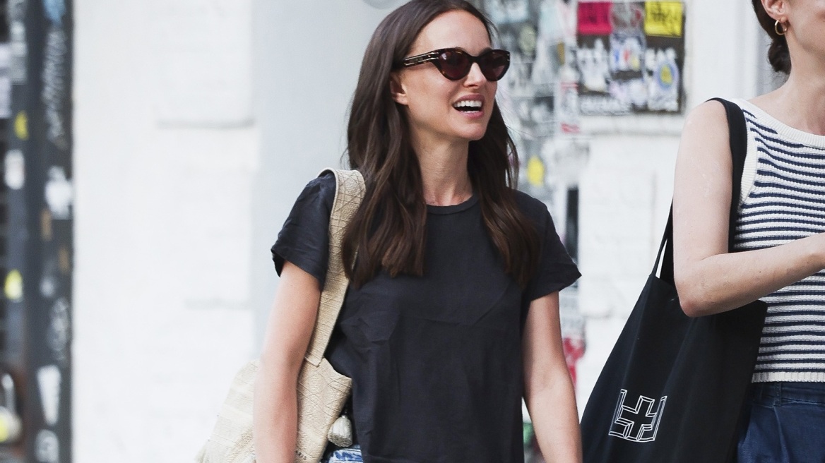 H Νάταλι Πόρτμαν έκανε τον πιο cool καλοκαιρινό συνδυασμό: τζιν σορτσάκι και sneakers
