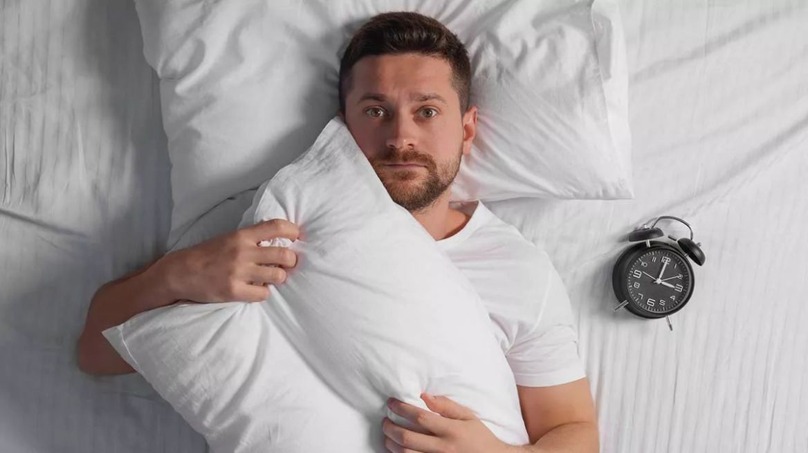 Αϋπνία: Γιατί δυσκολευόμαστε να κοιμηθούμε το καλοκαίρι; Πώς θα το διορθώσουμε