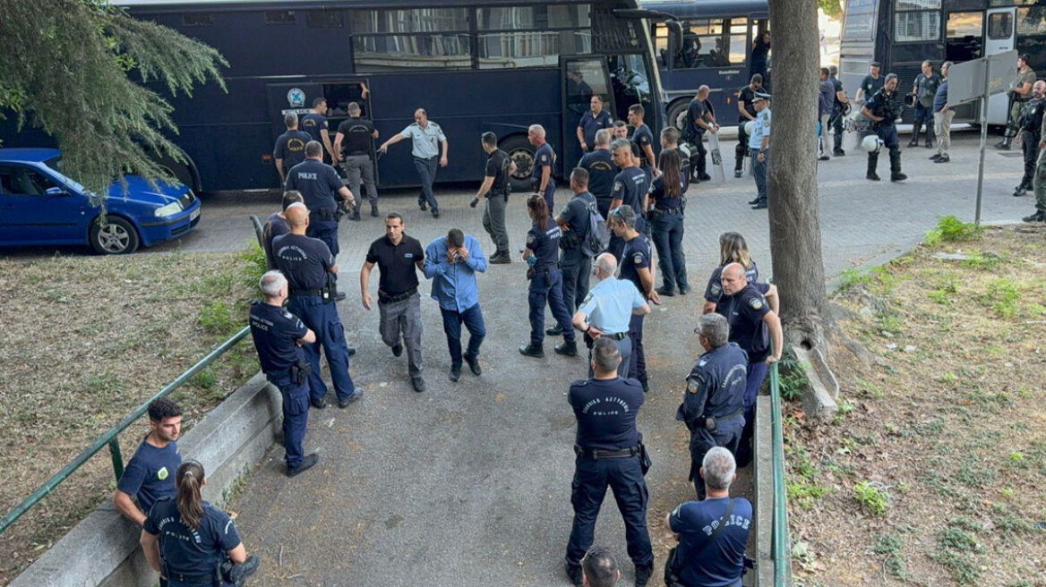 Θεσσαλονίκη: Ξεκινάει η δίκη με 117 κατηγορούμενους για 553 κλοπές - Οι διάλογοι των συμμοριών