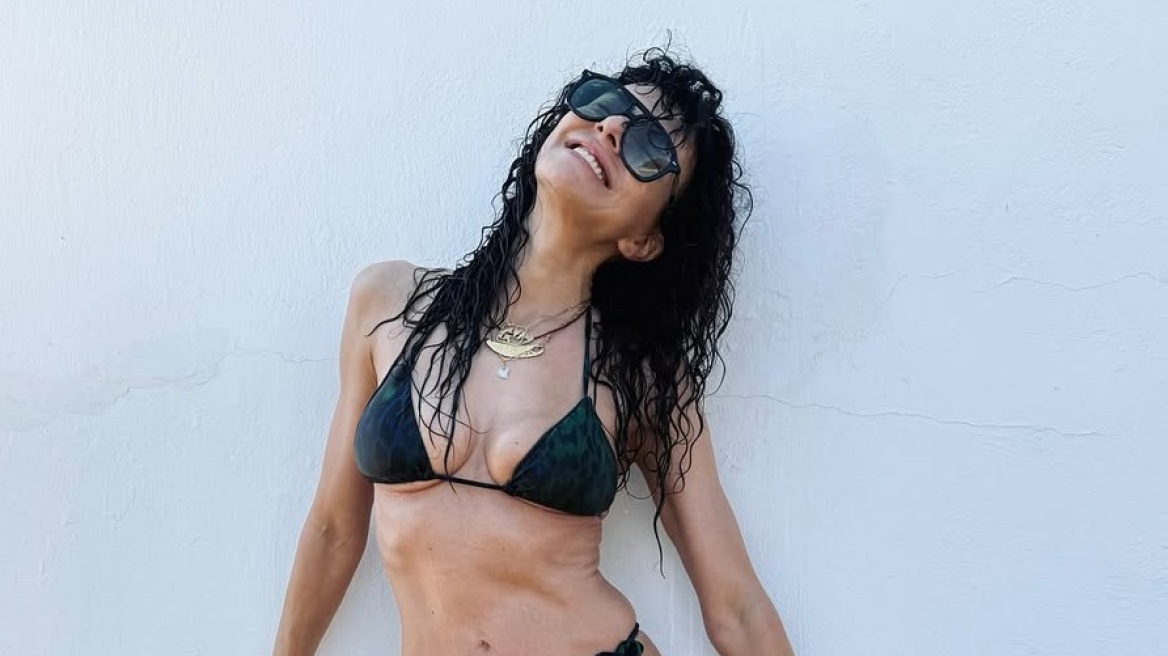 H Μαρία Σολωμού απολαμβάνει τις διακοπές της στην Πάρο - «Ούτε 20αρες τέτοιο κορμί» της γράφουν