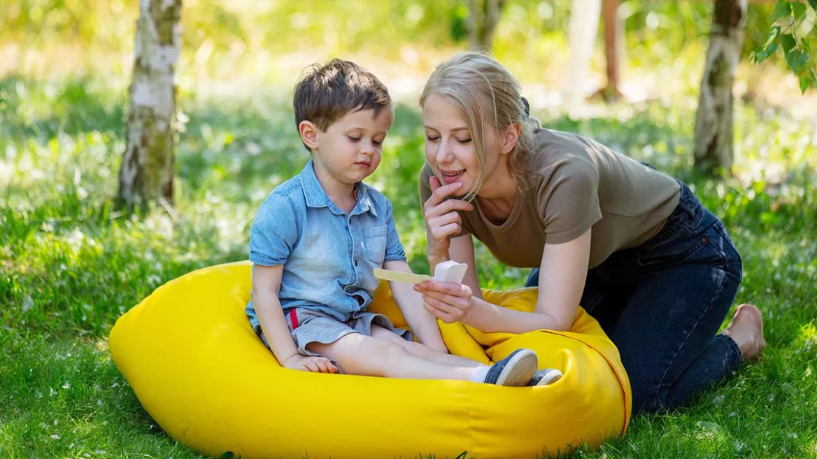 Τι αλλάζει για το παιδί που τραυλίζει το καλοκαίρι – Τι να προσέξουν οι γονείς
