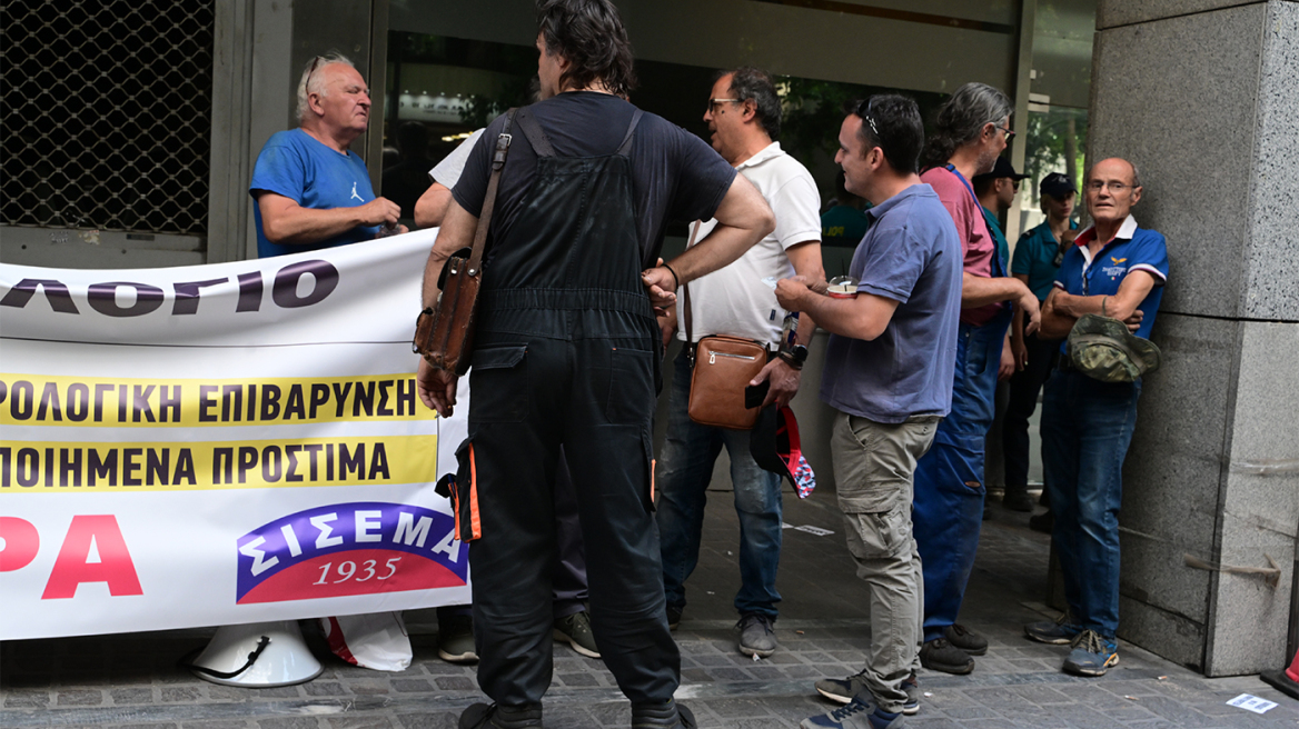 
Σε εξέλιξη η συγκέντρωση ιδιοκτητών συνεργείων έξω από το ΥΠΕΘΟ για το «Ψηφιακό Πελατολόγιο»
