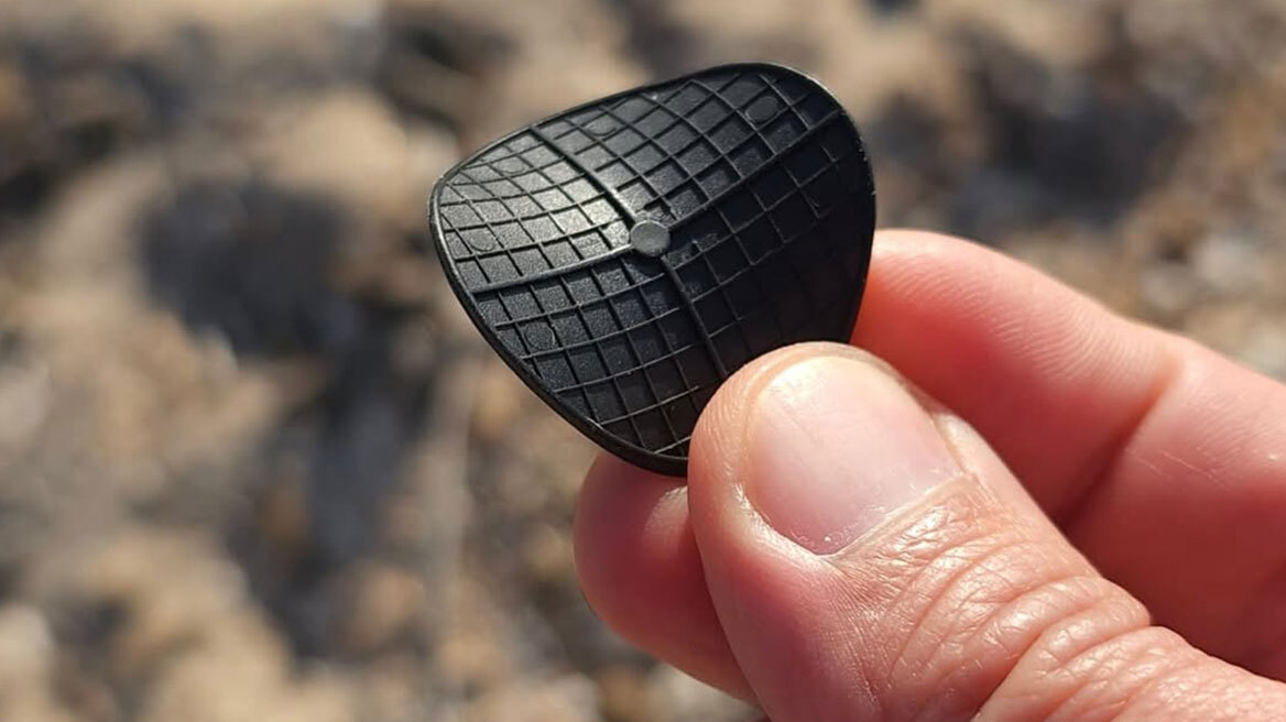 «Μυστήριοι» μαύροι δίσκοι ξεβράζονται στις ακτές