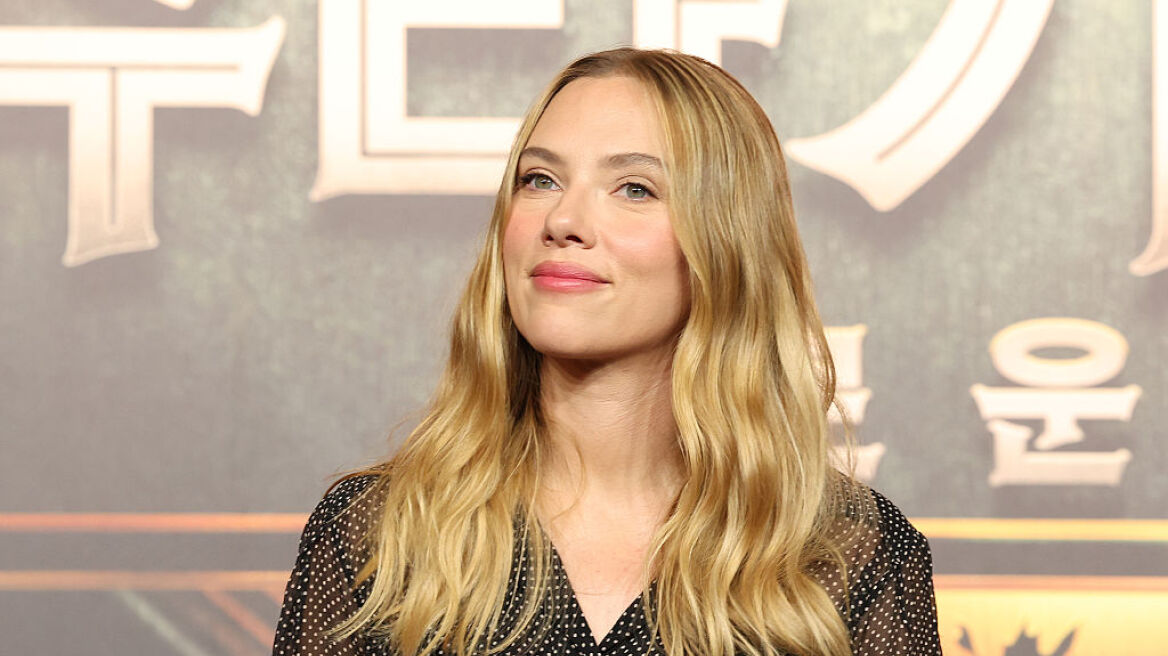 Η Σκάρλετ Γιόχανσον επιβεβαιώνει ξανά τη διαχρονική κομψότητα του καλοκαιρινού shirt dress
