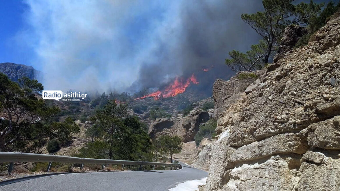 Φωτιά τώρα στην Αχλιά Λασιθίου - Μήνυμα από το 112 για εκκένωση τεσσάρων οικισμών