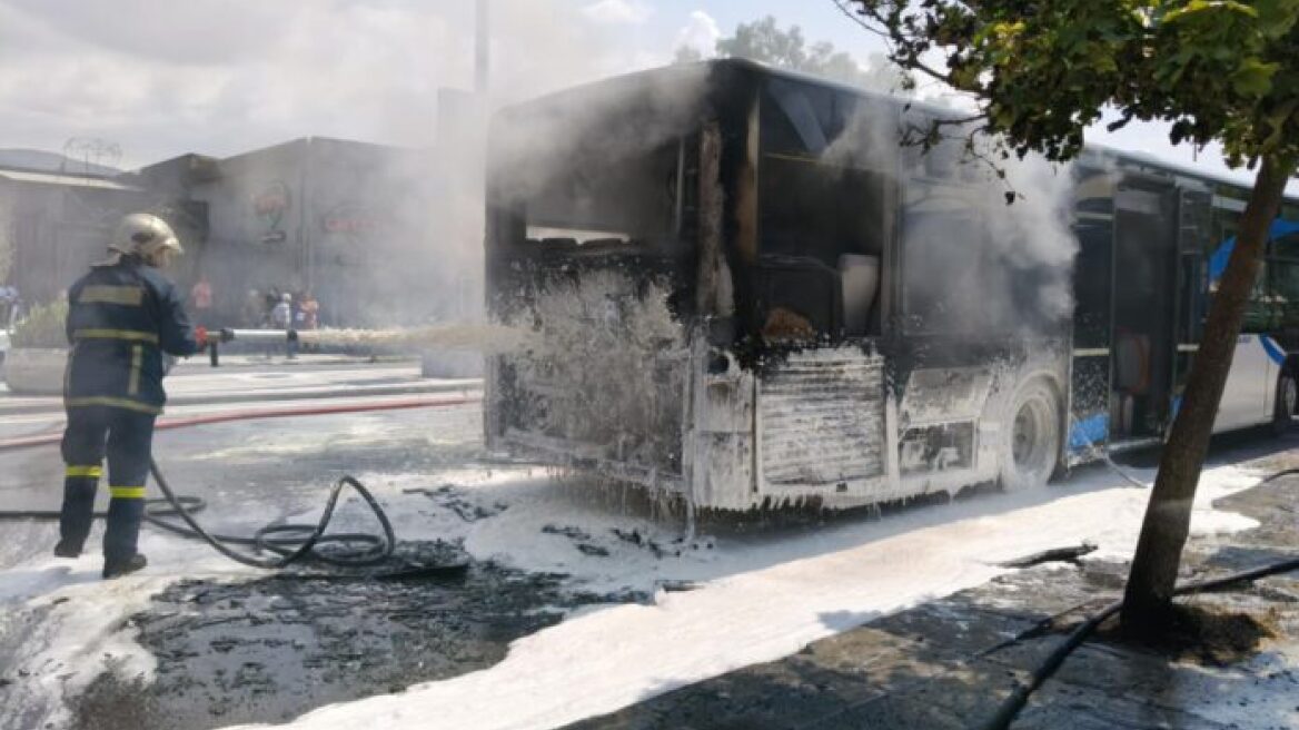 Φωτιά σε αστικό λεωφορείο στον Βόλο - Δείτε βίντεο και φωτογραφίες
