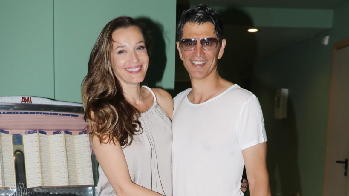 O Σάκης Ρουβάς ποζάρει με την Κάτια Ζυγούλη στη συναυλία του