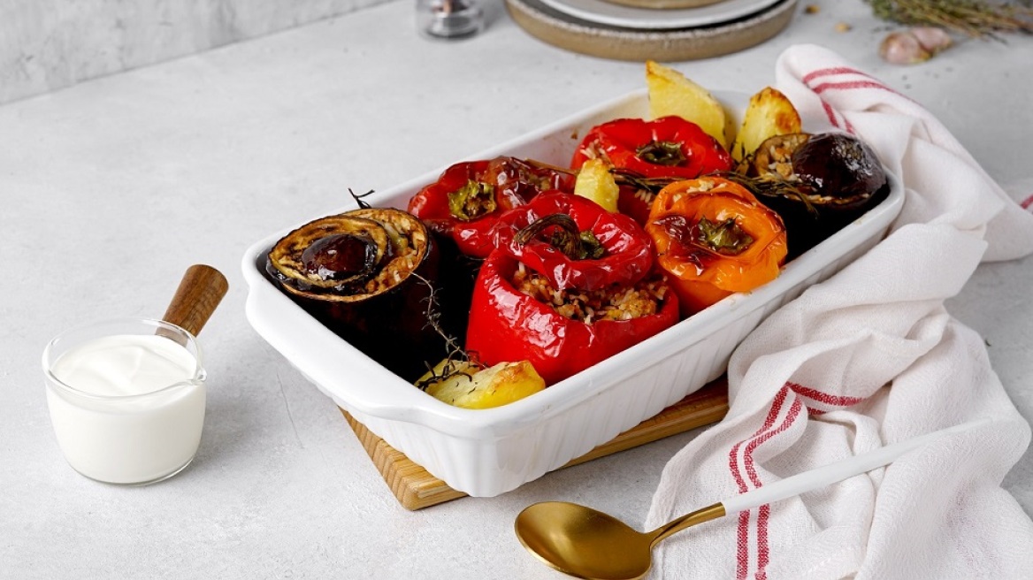 Σας ρωτήσαμε το αγαπημένο σας καλοκαιρινό φαγητό – Ένας πλήρης οδηγός για να φτιάχνετε τέλεια γεμιστά
