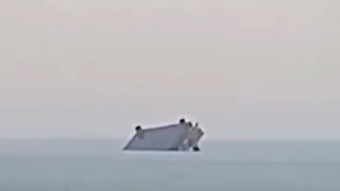 Αίγυπτος: Μαούνα ναυαγεί στον Κόλπο του Σουέζ, τουλάχιστον 4 νεκροί - Δείτε βίντεο