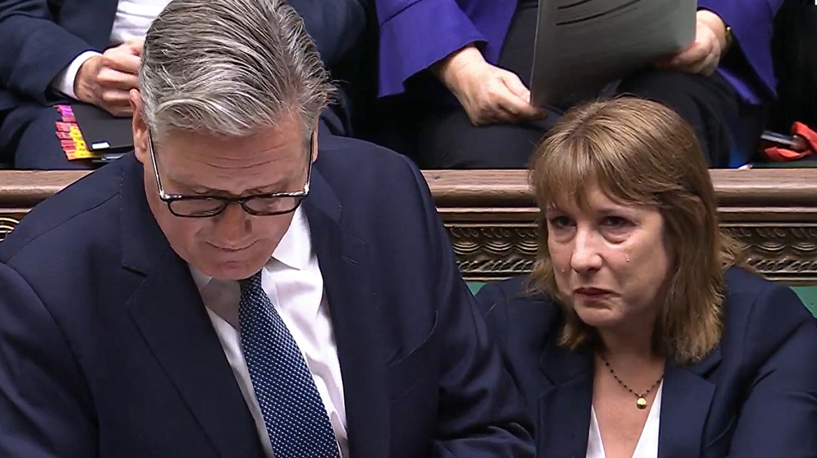 Με δάκρυα στα μάτια η υπουργός Οικονομικών της Βρετανίας δίπλα στον Στάρμερ - Δείτε βίντεο
