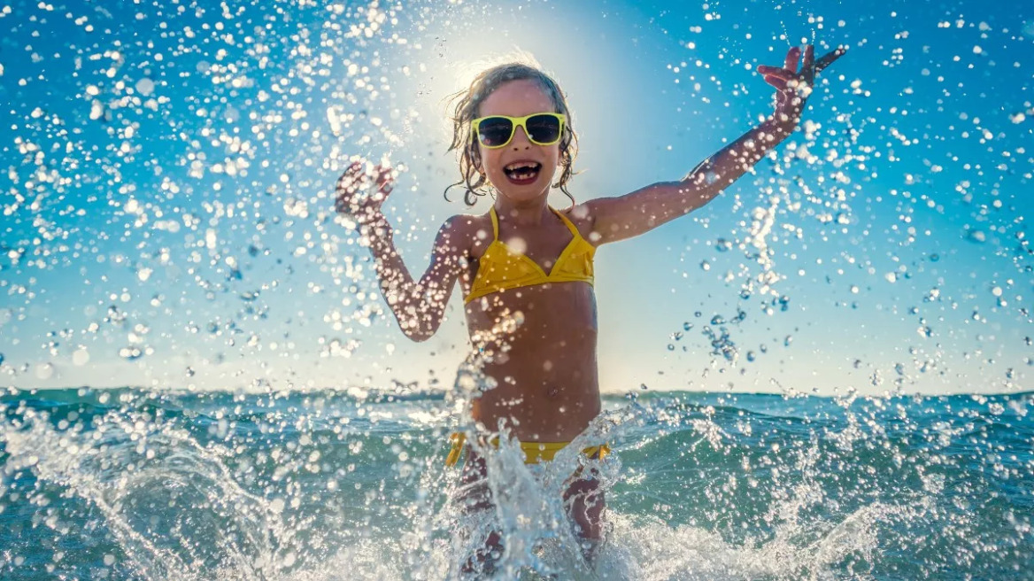 Προστατεύουμε το παιδί από τον ήλιο – Τι πρέπει να γνωρίζουν οι γονείς
