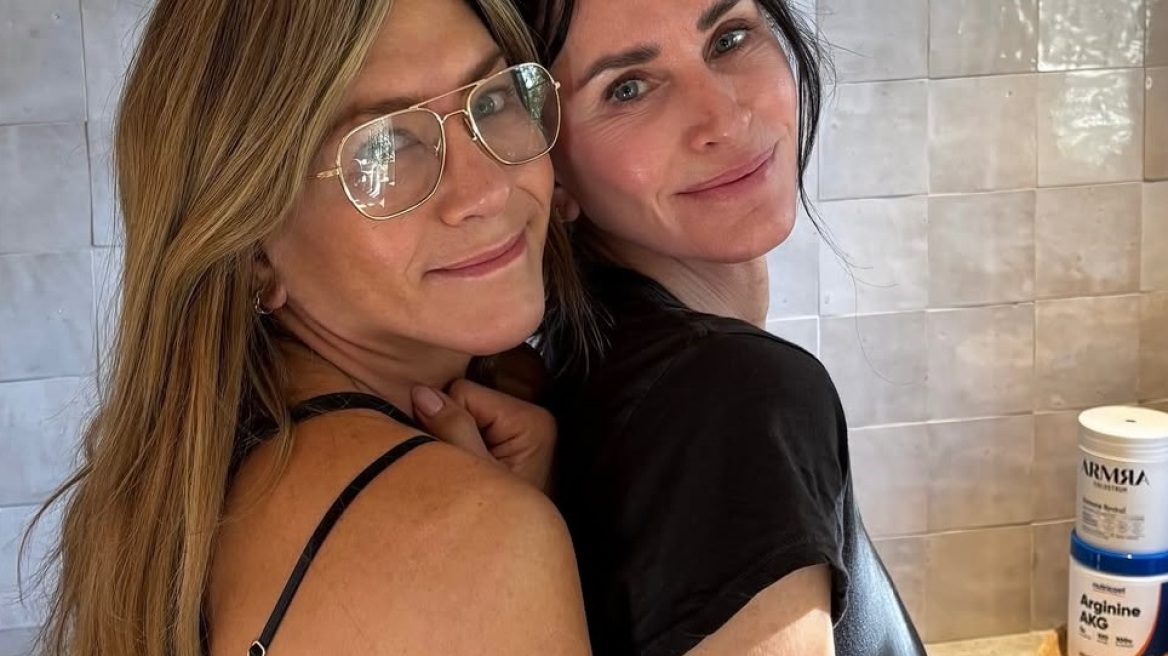 Τζένιφερ Άνιστον: Η selfie με την Κόρτνεϊ Κόξ λίγο πριν ανακοινωθεί η νέα επαγγελματική συνεργασία της