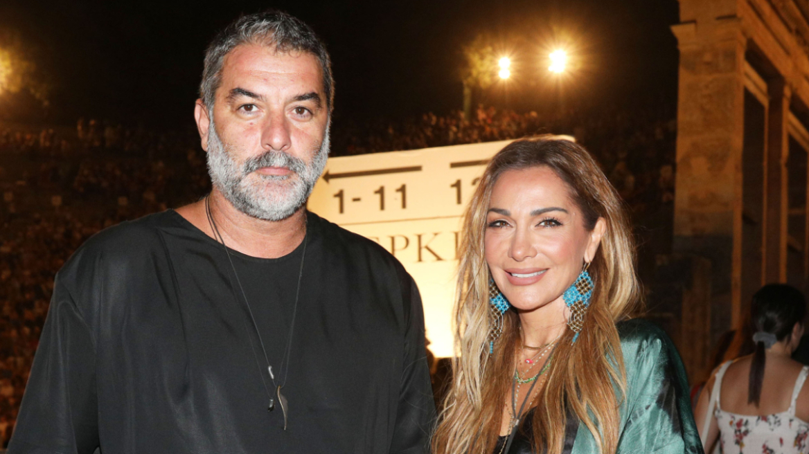 Βασίλης Μπισμπίκης και Δέσποινα Βανδή αγκαλιά στην παραλία