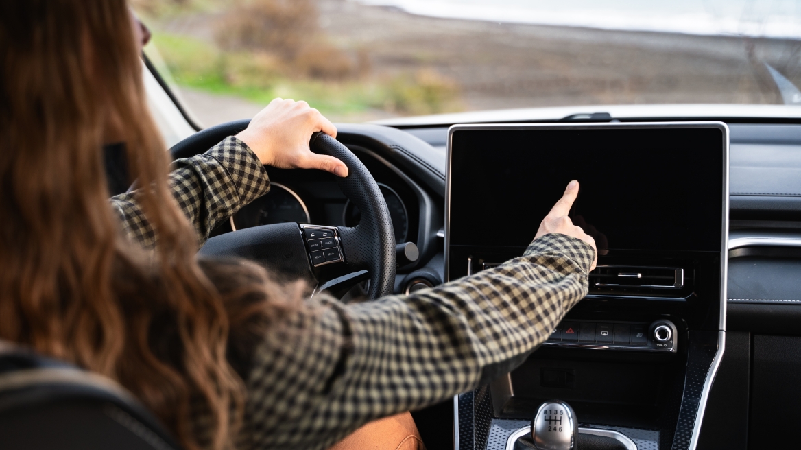 Η μουσική κατά την οδήγηση μειώνει το άγχος του οδηγού, σύμφωνα με έρευνες
