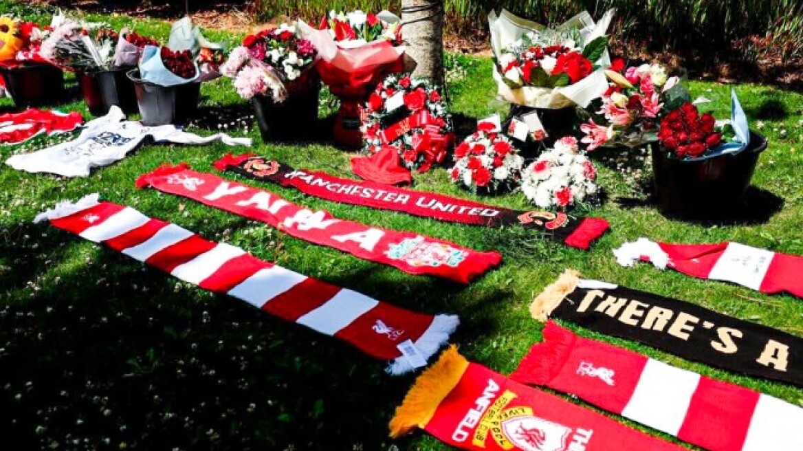 Ντιόγκο Ζότα: Φίλοι της Λίβερπουλ έξω από το Άνφιλντ αφήνουν λουλούδια, κασκόλ και φανέλες