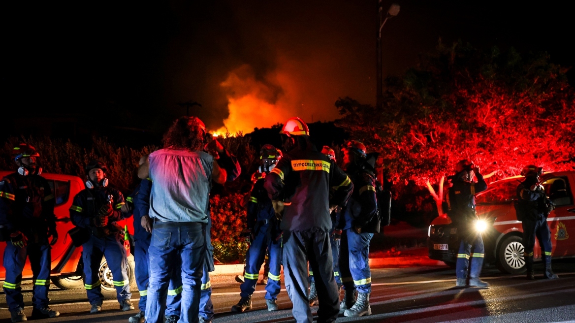 Φωτιά στην Ιεράπετρα: Πολύ δύσκολες οι πυρομετεωρολογικές συνθήκες μέχρι αργά το απόγευμα