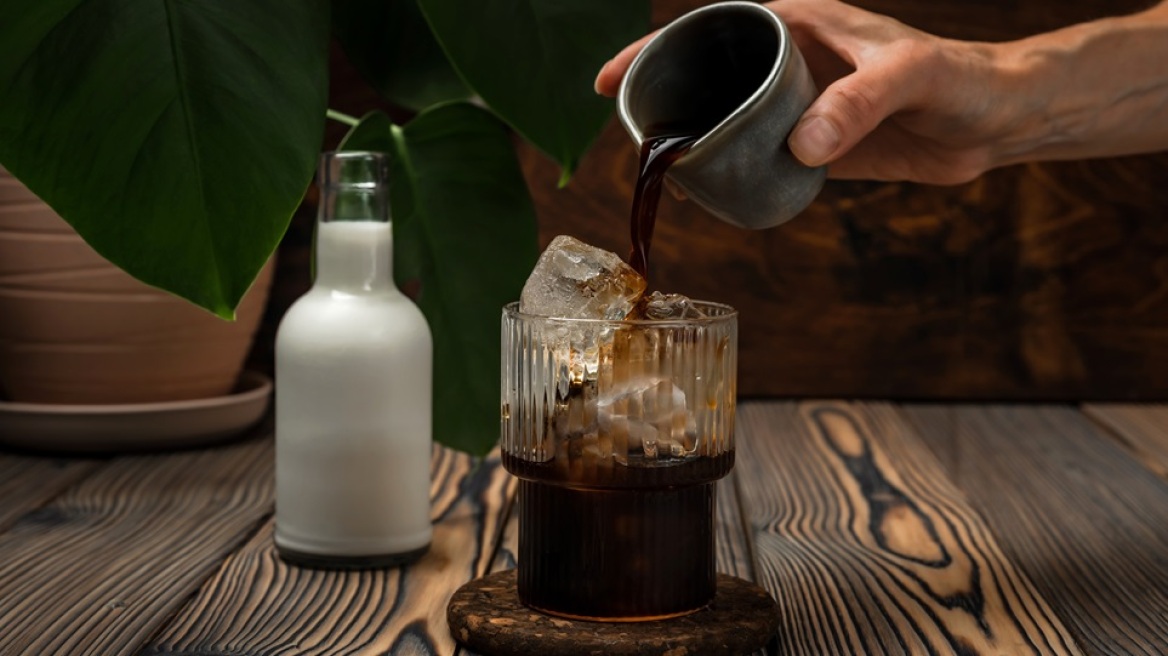 Φτιάχνετε κρύο καφέ στο σπίτι και πικρίζει; - Ίσως αυτή να είναι η αιτία